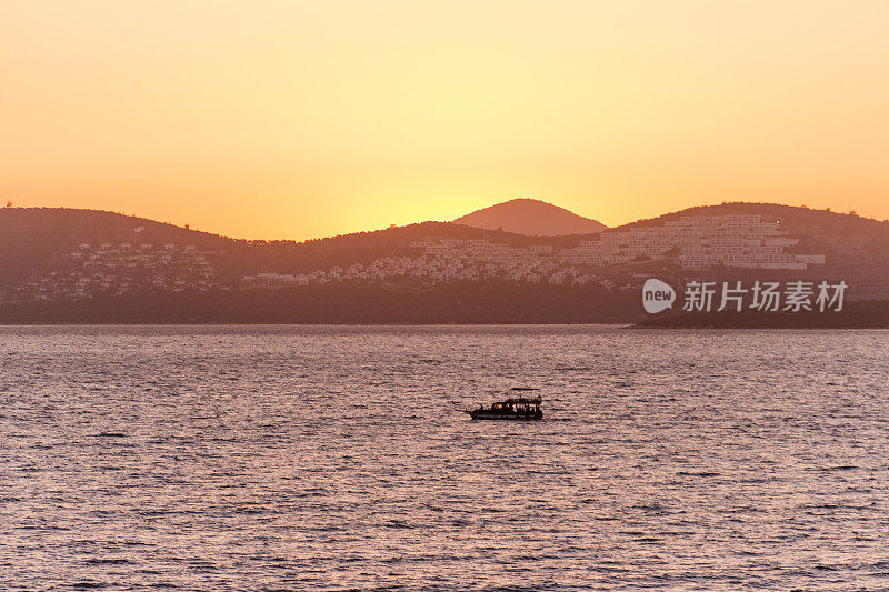 日落时分，土耳其gulluk bodrum mugla渔船上的渔民